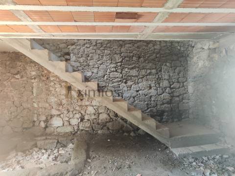 Moradia para restauro, em Azurara