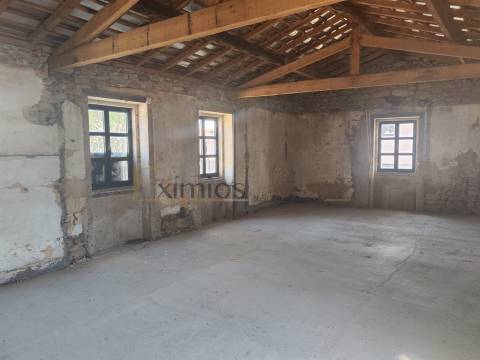 Moradia para restauro, em Azurara