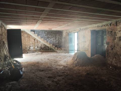 Moradia para restauro, em Azurara