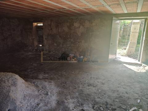 Moradia para restauro, em Azurara