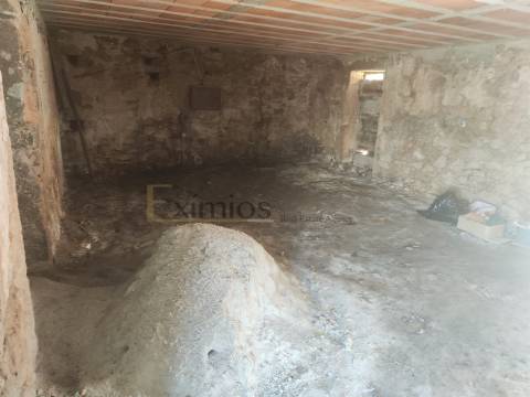 Moradia para restauro, em Azurara