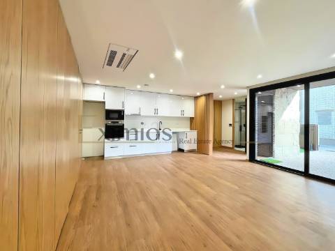 Moradia em banda V2, nova, em 2ª linha de praia, em Aver-o-Mar