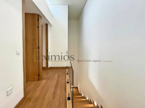 Moradia em banda V2, nova, em 2ª linha de praia, em Aver-o-Mar