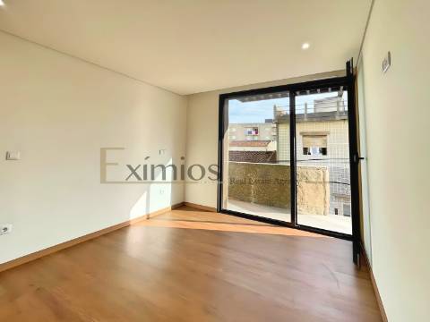 Moradia em banda V2, nova, em 2ª linha de praia, em Aver-o-Mar