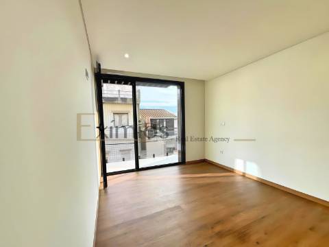 Moradia em banda V2, nova, em 2ª linha de praia, em Aver-o-Mar