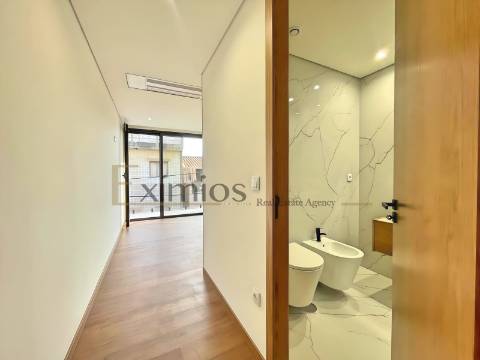 Moradia em banda V2, nova, em 2ª linha de praia, em Aver-o-Mar