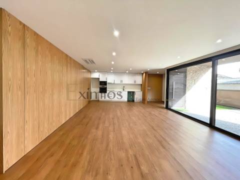 Moradia em banda V3, nova, em 2ª linha de praia, em Aver-o-Mar