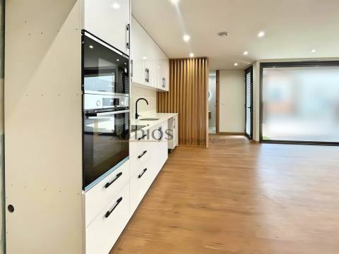 Moradia em banda V3, nova, em 2ª linha de praia, em Aver-o-Mar