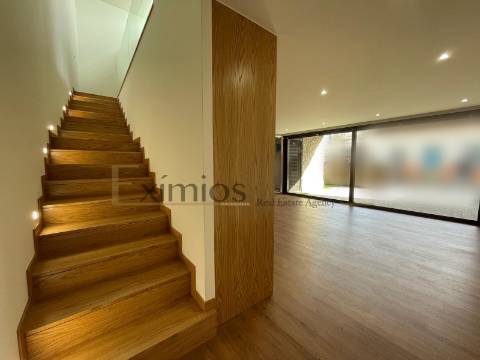 Moradia em banda V3, nova, em 2ª linha de praia, em Aver-o-Mar