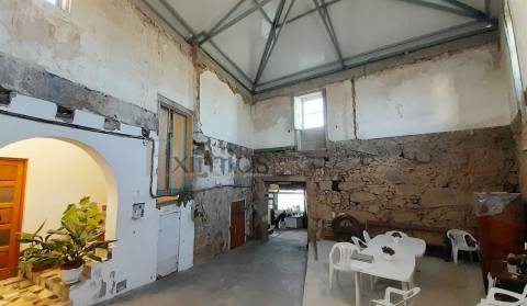 Moradia com Terreno de 5000 m2 para restauro em Lavra