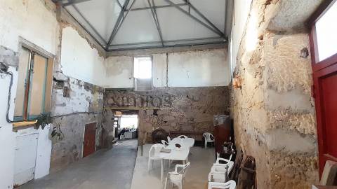 Moradia com Terreno de 5000 m2 para restauro em Lavra