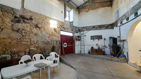 Moradia com Terreno de 5000 m2 para restauro em Lavra