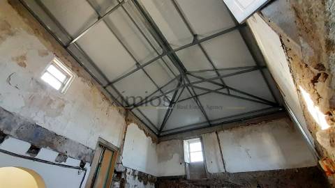 Moradia com Terreno de 5000 m2 para restauro em Lavra