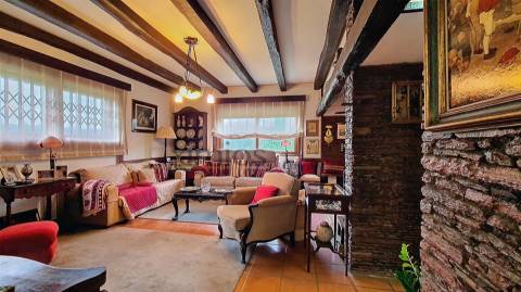 Moradia renovada com garagem e jardim no centro de Vila do Conde