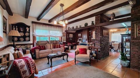 Moradia renovada com garagem e jardim no centro de Vila do Conde