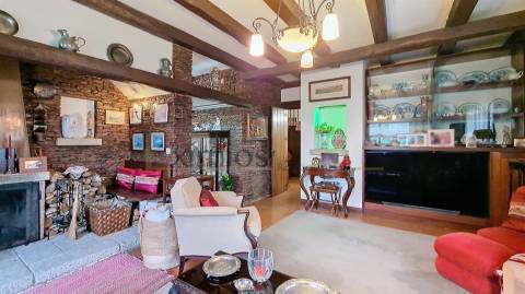 Moradia renovada com garagem e jardim no centro de Vila do Conde