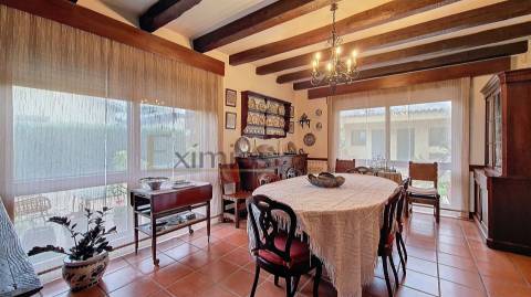 Moradia renovada com garagem e jardim no centro de Vila do Conde