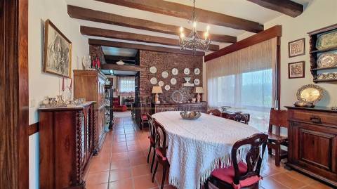 Moradia renovada com garagem e jardim no centro de Vila do Conde