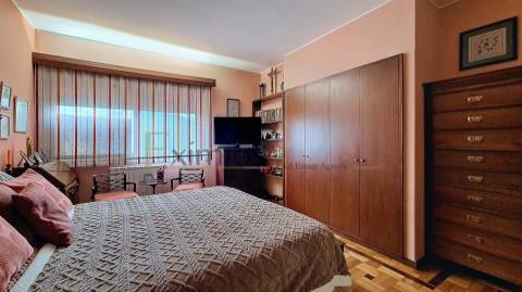 Moradia renovada com garagem e jardim no centro de Vila do Conde