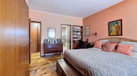 Moradia renovada com garagem e jardim no centro de Vila do Conde