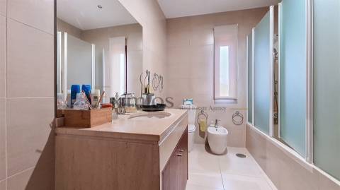 Moradia renovada com garagem e jardim no centro de Vila do Conde