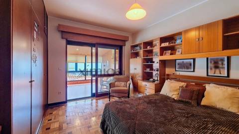 Moradia renovada com garagem e jardim no centro de Vila do Conde