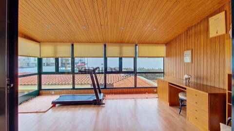 Moradia renovada com garagem e jardim no centro de Vila do Conde