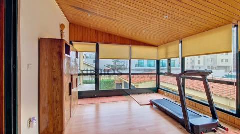 Moradia renovada com garagem e jardim no centro de Vila do Conde