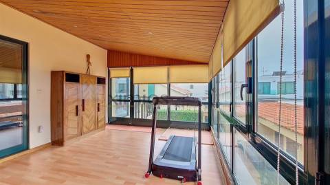 Moradia renovada com garagem e jardim no centro de Vila do Conde