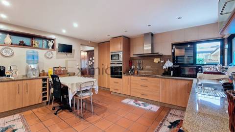 Moradia renovada com garagem e jardim no centro de Vila do Conde