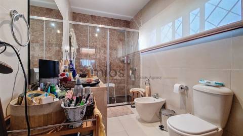 Moradia renovada com garagem e jardim no centro de Vila do Conde