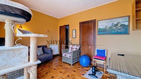 Moradia renovada com garagem e jardim no centro de Vila do Conde