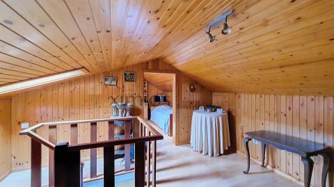 Moradia renovada com garagem e jardim no centro de Vila do Conde