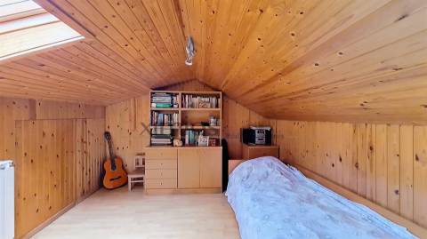 Moradia renovada com garagem e jardim no centro de Vila do Conde