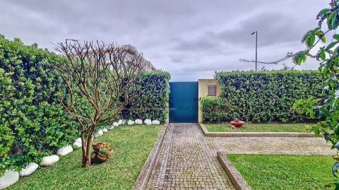 Moradia renovada com garagem e jardim no centro de Vila do Conde