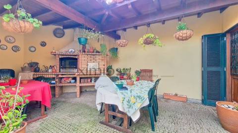 Moradia renovada com garagem e jardim no centro de Vila do Conde