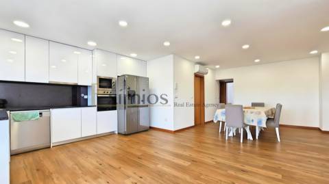 Moradia V3 remodelada, localizada em Balazar