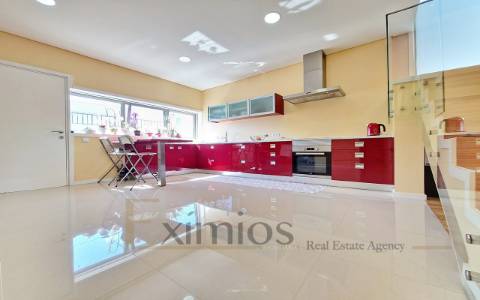 Moradia isolada V2+1 de arquitetura moderna, em Argivai