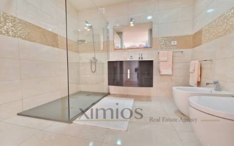 Moradia isolada V2+1 de arquitetura moderna, em Argivai