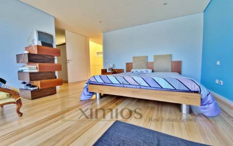 Moradia isolada V2+1 de arquitetura moderna, em Argivai