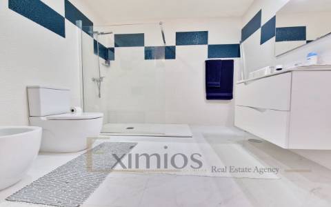 Moradia isolada V2+1 de arquitetura moderna, em Argivai