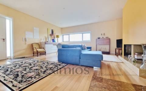 Moradia isolada V2+1 de arquitetura moderna, em Argivai