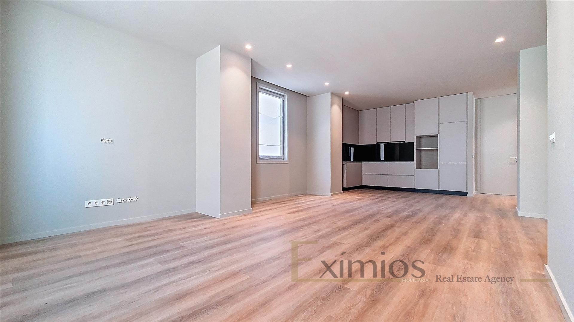 Apartamento T3 remodelado, em 2ª linha de praia, na Póvoa de Varzim