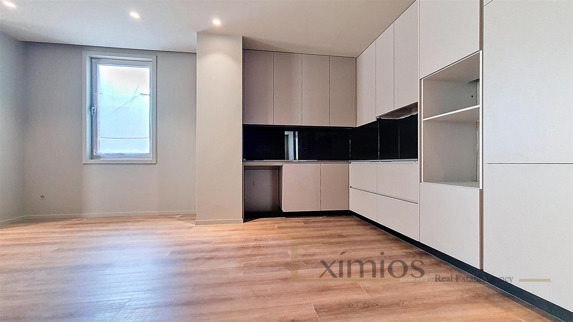Apartamento T3 remodelado, em 2ª linha de praia, na Póvoa de Varzim