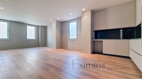 Apartamento T3 remodelado, em 2ª linha de praia, na Póvoa de Varzim