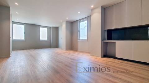 Apartamento T3 remodelado, em 2ª linha de praia, na Póvoa de Varzim