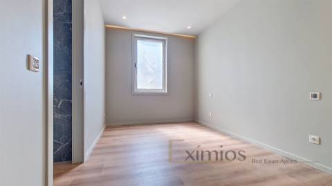 Apartamento T3 remodelado, em 2ª linha de praia, na Póvoa de Varzim