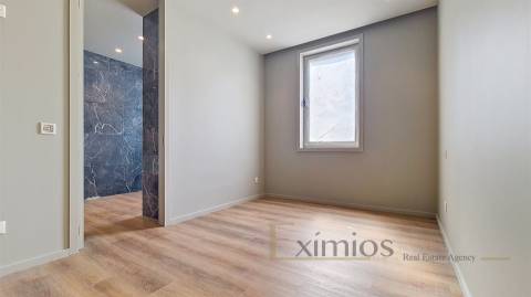 Apartamento T3 remodelado, em 2ª linha de praia, na Póvoa de Varzim