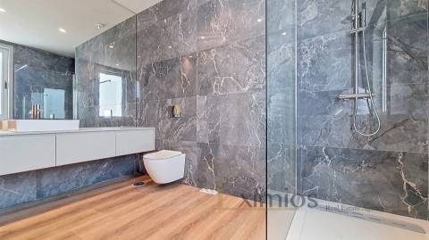 Apartamento T3 remodelado, em 2ª linha de praia, na Póvoa de Varzim