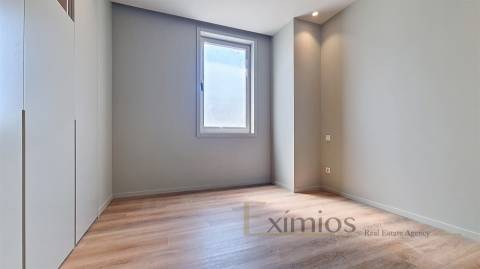 Apartamento T3 remodelado, em 2ª linha de praia, na Póvoa de Varzim